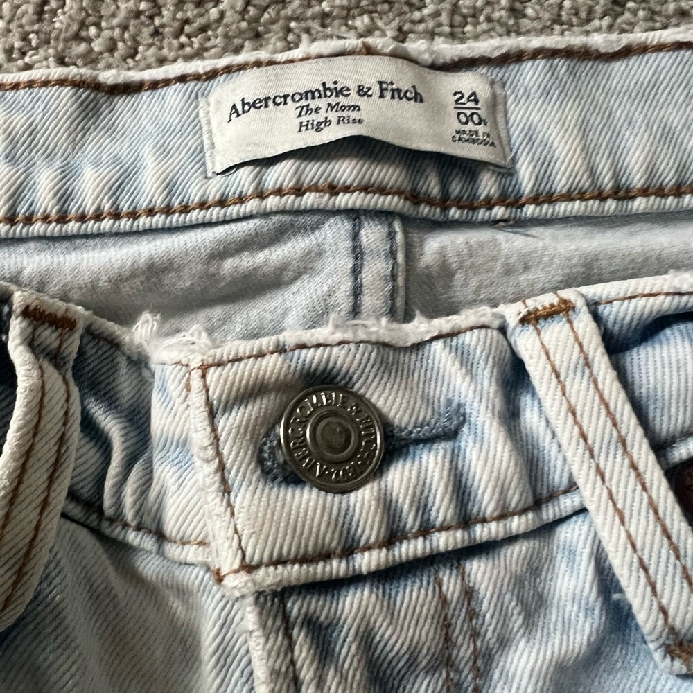 Abercrombie & Fitch High Rise Jeans adorable perfect wash for spring. Worn twice
